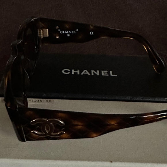 AUTHENTIC CHANEL QUILTED CC TORTOISE SUNGLASSES WITH BOX AND DUST BAG - Picture 5 of 12